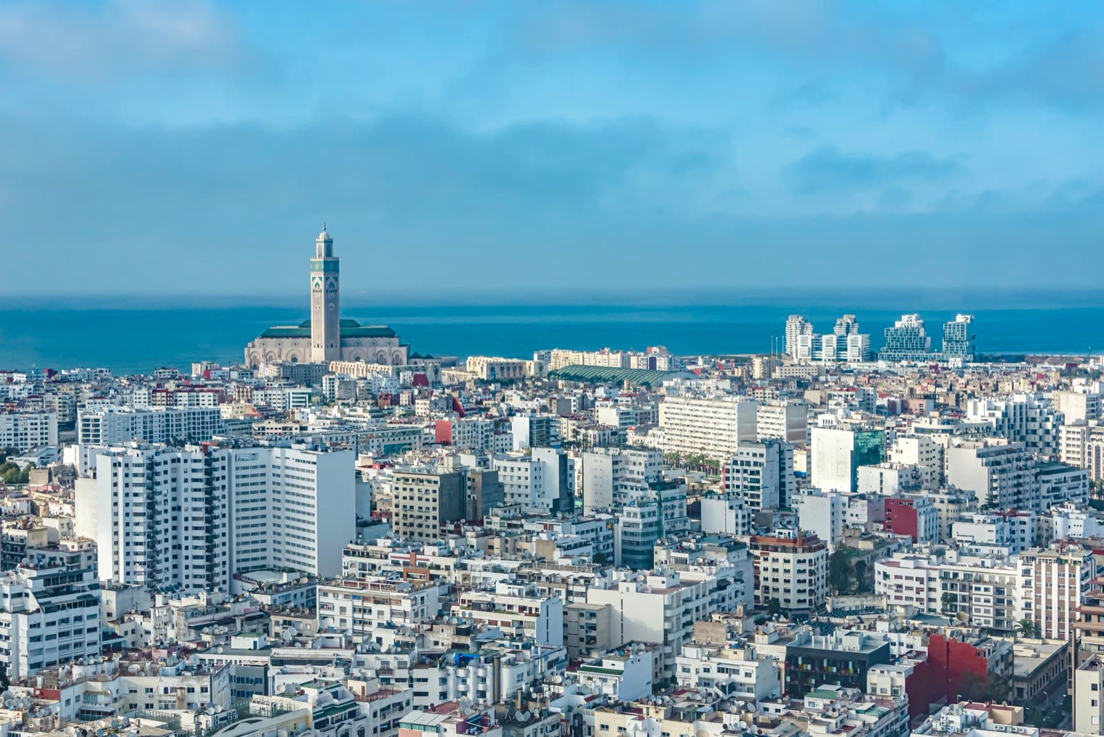Vue aérienne de Casablanca avec la mosquée Hassan II et l'océan Atlantique