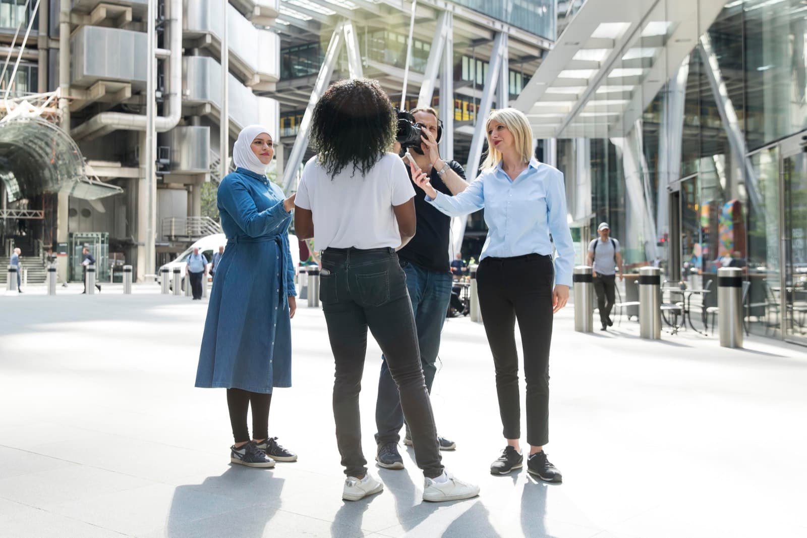 Professionnels en discussion dans un quartier d'affaires moderne